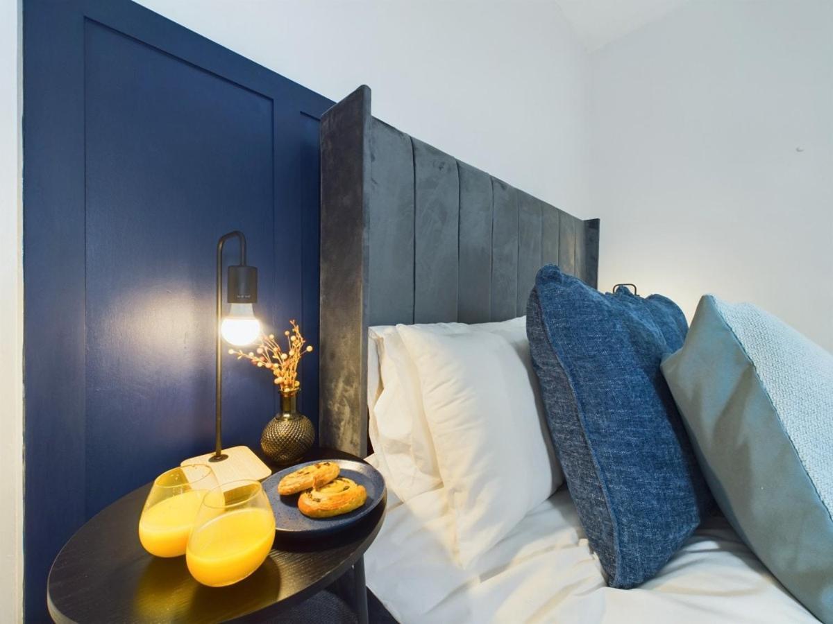 1 Bed West Kensington Apartment London