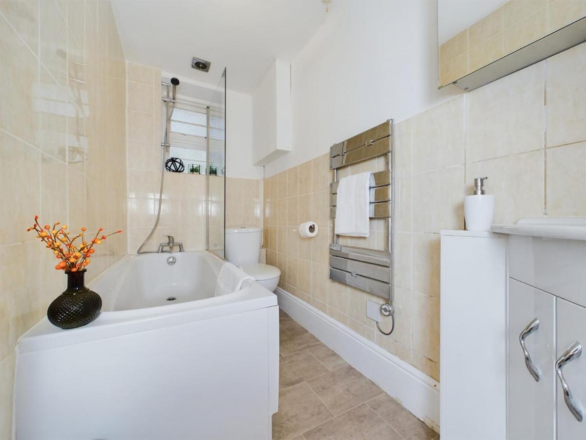 1 Bed West Kensington Apartment *